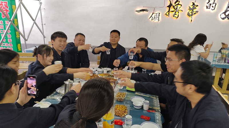 蔚藍領(lǐng)導(dǎo)與員工團建聚餐
