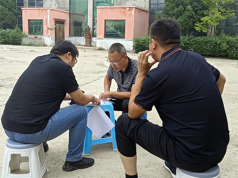 蔚藍(lán)設(shè)計(jì)師與甲方商談方案
