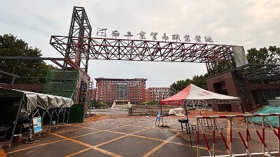 熱烈祝賀河南工貿(mào)職業(yè)學(xué)院鋼結(jié)構(gòu)大門項目順利完工